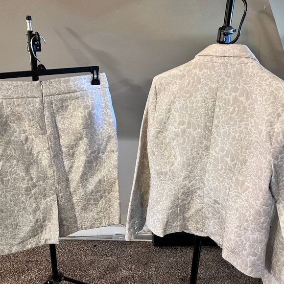 cream color two piece suit - Picture 2 of 5